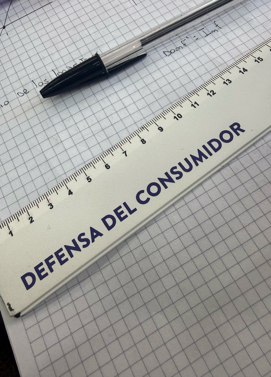 jukionichan's tweet photo. la gente con su ipad en la facultad y yo con la regla de defensa al consumidor que me dieron en el colegio https://t.co/tBzyExHUkC