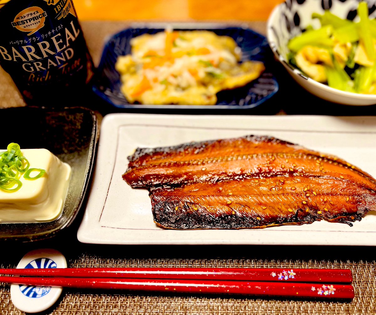 erumaLma's tweet photo. 秋刀魚の味醂干し
冷奴
鯵南蛮
小松菜の煮浸し

味醂干しって何の魚も美味しくて好き🥰
そろそろ新物の秋刀魚も食べたいなーの乾杯🍻✨

#おうちごはん #晩酌 https://t.co/8H5E640APc