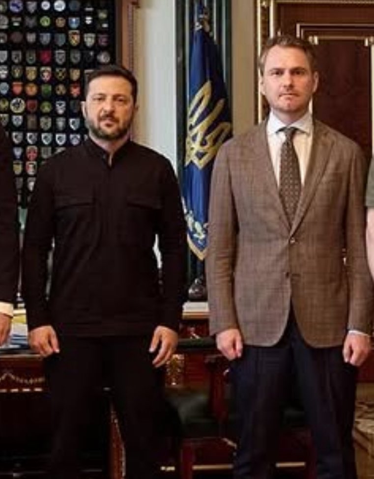 apravda's tweet photo. Державний зрадник, колишній генпрокурор Руслан Кравченко, втік з України цієї ночі о 2:00. Він ще й вкрав службове авто. Дозвіл випустити його з України надав голова корупційної мафії нашої країни Вова Зеленський. https://t.co/K4Bc10EhkK