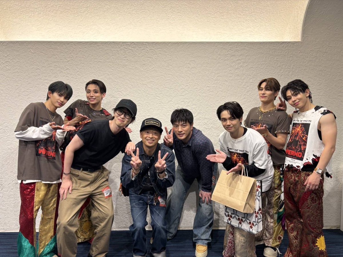 dancho_yasuda's tweet photo. ONE N' ONLY
LIVE TOUR 2026 「INFERNO」

REIくんと久しぶりに逢いましたー　パンチドランクウーマンのキャラと違いすぎてかっこよかったわー　タクヤに弟ほぼ僕ですよーって聞いてたけど想像以上やった　楽しくてかっこ良くて　おっちゃんも頑張ろと思わせてくれました！！ワンエンえーわー https://t.co/nlQ2EQlX0K