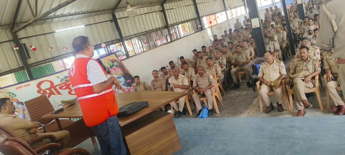 fatehpurpolice's tweet photo. रेड क्रॉस सोसायटी द्वारा पुलिस लाइन फतेहपुर में यू.पी.-112 के अधिकारी/कर्मचारीगणों को दिया गया सीपीआर प्रशिक्षण

आज दिनांक 14.09.2026 को पुलिस लाइन फतेहपुर में रेड क्रॉस सोसायटी के डॉ. श्री अनुराग श्रीवास्तव, चेयरमैन फतेहपुर व कार्यकारिणी सदस्य IRCS उ०प्र० द्वारा यू.पी.-112 के अधिकारी/कर्मचारीगणों को सीपीआर (Cardiopulmonary Resuscitation) प्रशिक्षण प्रदान किया गया। प्रशिक्षण के दौरान आपातकालीन परिस्थितियों में किसी व्यक्ति की अचानक सांस एवं हृदय गति रुकने की स्थिति में सीपीआर देने की प्रक्रिया एवं आवश्यक सावधानियों के संबंध में व्यावहारिक जानकारी दी गई।

इस अवसर पर डायल-112 प्रभारी श्री रमेश कुमार पटेल सहित यू.पी.-112 के अन्य अधिकारी/कर्मचारीगण मौजूद रहे तथा प्रशिक्षण में प्रतिभाग किया।
#UPPolice