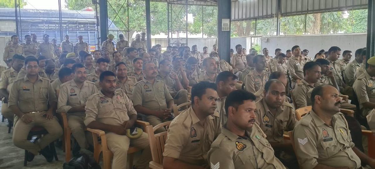 fatehpurpolice's tweet photo. रेड क्रॉस सोसायटी द्वारा पुलिस लाइन फतेहपुर में यू.पी.-112 के अधिकारी/कर्मचारीगणों को दिया गया सीपीआर प्रशिक्षण

आज दिनांक 14.09.2026 को पुलिस लाइन फतेहपुर में रेड क्रॉस सोसायटी के डॉ. श्री अनुराग श्रीवास्तव, चेयरमैन फतेहपुर व कार्यकारिणी सदस्य IRCS उ०प्र० द्वारा यू.पी.-112 के अधिकारी/कर्मचारीगणों को सीपीआर (Cardiopulmonary Resuscitation) प्रशिक्षण प्रदान किया गया। प्रशिक्षण के दौरान आपातकालीन परिस्थितियों में किसी व्यक्ति की अचानक सांस एवं हृदय गति रुकने की स्थिति में सीपीआर देने की प्रक्रिया एवं आवश्यक सावधानियों के संबंध में व्यावहारिक जानकारी दी गई।

इस अवसर पर डायल-112 प्रभारी श्री रमेश कुमार पटेल सहित यू.पी.-112 के अन्य अधिकारी/कर्मचारीगण मौजूद रहे तथा प्रशिक्षण में प्रतिभाग किया।
#UPPolice
