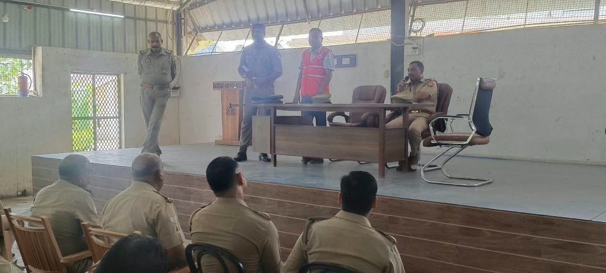 fatehpurpolice's tweet photo. रेड क्रॉस सोसायटी द्वारा पुलिस लाइन फतेहपुर में यू.पी.-112 के अधिकारी/कर्मचारीगणों को दिया गया सीपीआर प्रशिक्षण

आज दिनांक 14.09.2026 को पुलिस लाइन फतेहपुर में रेड क्रॉस सोसायटी के डॉ. श्री अनुराग श्रीवास्तव, चेयरमैन फतेहपुर व कार्यकारिणी सदस्य IRCS उ०प्र० द्वारा यू.पी.-112 के अधिकारी/कर्मचारीगणों को सीपीआर (Cardiopulmonary Resuscitation) प्रशिक्षण प्रदान किया गया। प्रशिक्षण के दौरान आपातकालीन परिस्थितियों में किसी व्यक्ति की अचानक सांस एवं हृदय गति रुकने की स्थिति में सीपीआर देने की प्रक्रिया एवं आवश्यक सावधानियों के संबंध में व्यावहारिक जानकारी दी गई।

इस अवसर पर डायल-112 प्रभारी श्री रमेश कुमार पटेल सहित यू.पी.-112 के अन्य अधिकारी/कर्मचारीगण मौजूद रहे तथा प्रशिक्षण में प्रतिभाग किया।
#UPPolice