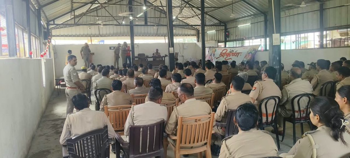 fatehpurpolice's tweet photo. रेड क्रॉस सोसायटी द्वारा पुलिस लाइन फतेहपुर में यू.पी.-112 के अधिकारी/कर्मचारीगणों को दिया गया सीपीआर प्रशिक्षण

आज दिनांक 14.09.2026 को पुलिस लाइन फतेहपुर में रेड क्रॉस सोसायटी के डॉ. श्री अनुराग श्रीवास्तव, चेयरमैन फतेहपुर व कार्यकारिणी सदस्य IRCS उ०प्र० द्वारा यू.पी.-112 के अधिकारी/कर्मचारीगणों को सीपीआर (Cardiopulmonary Resuscitation) प्रशिक्षण प्रदान किया गया। प्रशिक्षण के दौरान आपातकालीन परिस्थितियों में किसी व्यक्ति की अचानक सांस एवं हृदय गति रुकने की स्थिति में सीपीआर देने की प्रक्रिया एवं आवश्यक सावधानियों के संबंध में व्यावहारिक जानकारी दी गई।

इस अवसर पर डायल-112 प्रभारी श्री रमेश कुमार पटेल सहित यू.पी.-112 के अन्य अधिकारी/कर्मचारीगण मौजूद रहे तथा प्रशिक्षण में प्रतिभाग किया।
#UPPolice