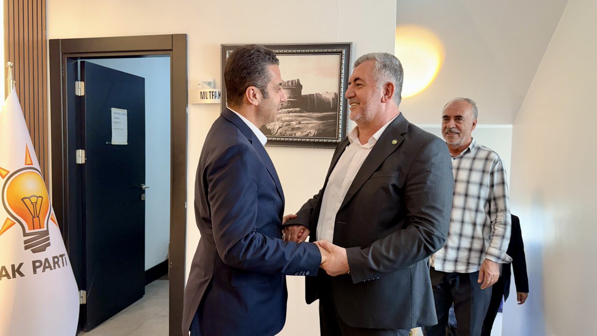 HudaPar21's tweet photo. İl Başkanımız Sayın Zeynul Abidin Gülsever ve beraberindeki heyetimiz, AK Parti Diyarbakır İl Başkanlığına atanan Sayın Hamit Sümer'e "hayırlı olsun" ziyaretinde bulundu.   

Nazik misafirperverliklerinden dolayı kendilerine teşekkür ederiz. https://t.co/8VwkX5uVfe