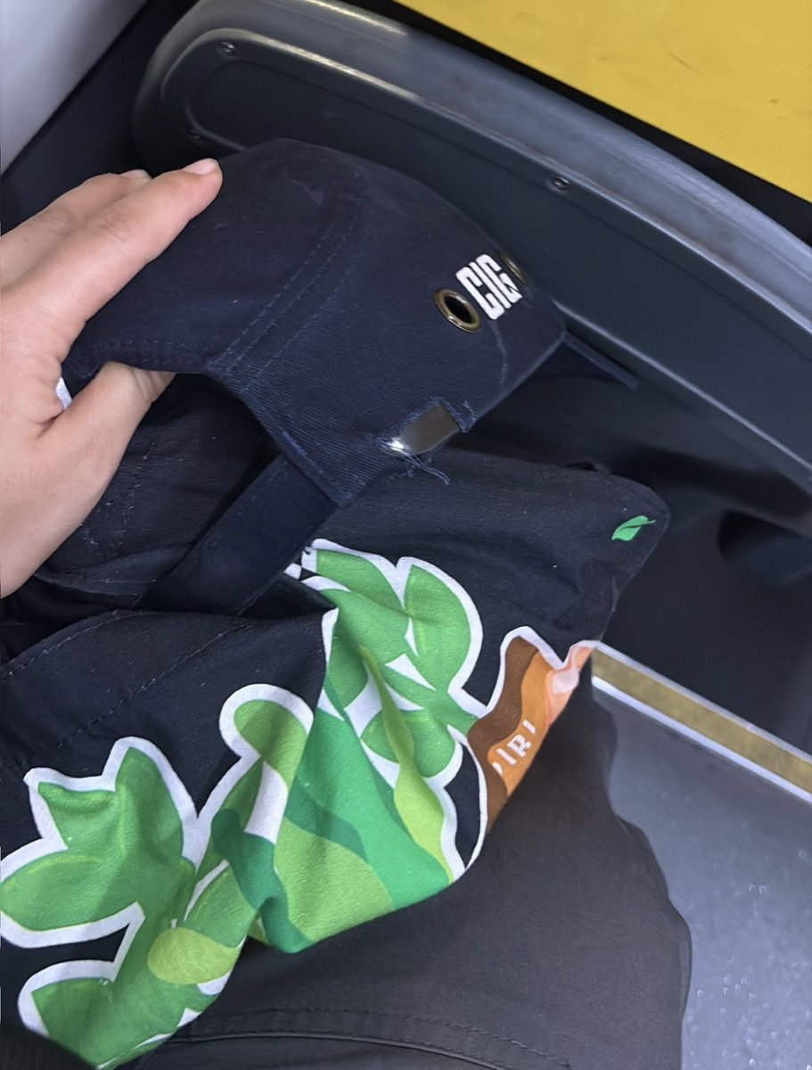 kenalteu1's tweet photo. malem warga, kehilangan tas ini di kereta arah jakarta-bogor jam 3 sore ga ya? butuh banget tas ini, td ketinggalan karena kepala ku pusing banget. pas turun dan pintu kereta ketutup, langsung lapor ke petugas KAI. barang kali warga ada yg tadi liat tas ini, bisa dm🙏🏻 #commuter https://t.co/6F2GK4d96k