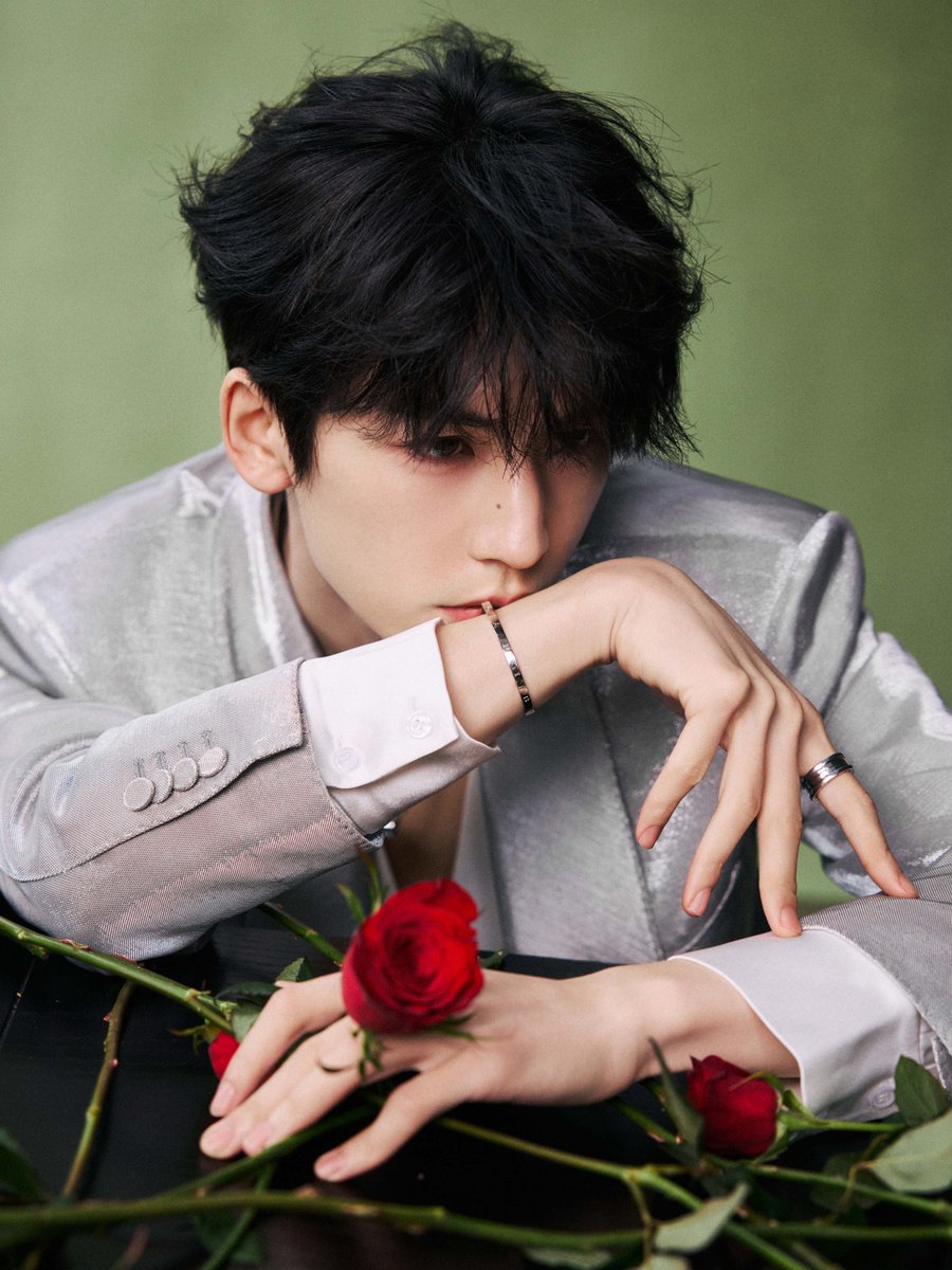 Rating_Melons's tweet photo. Zhang Linghe didn’t just bring romantic vibes—he brought the entire vibe, the roses, and that look that makes the rest of us feel underdressed for life.

#ZhangLinghe https://t.co/VXerm2QvPU