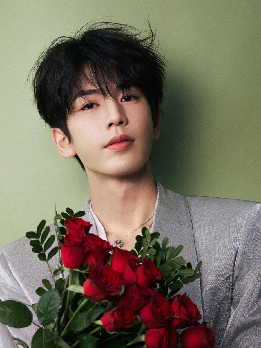 Rating_Melons's tweet photo. Zhang Linghe didn’t just bring romantic vibes—he brought the entire vibe, the roses, and that look that makes the rest of us feel underdressed for life.

#ZhangLinghe https://t.co/VXerm2QvPU
