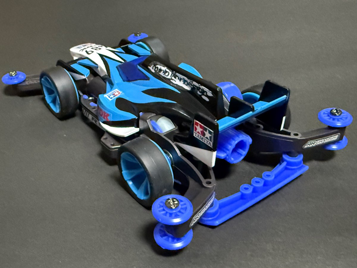 tkmt3249's tweet photo. #JC2026コンデレ3
#リバリー部門
#mini4wd

作品名:オーシャンキング

鮫の海中を凄まじく泳ぎ抜く姿をイメージして難しかったですが表現してみました。
カーナンバーも鮫らしい番号に設定してシンプルながら遊び要素も取り入れました☆ https://t.co/H6XJpaQcbB
