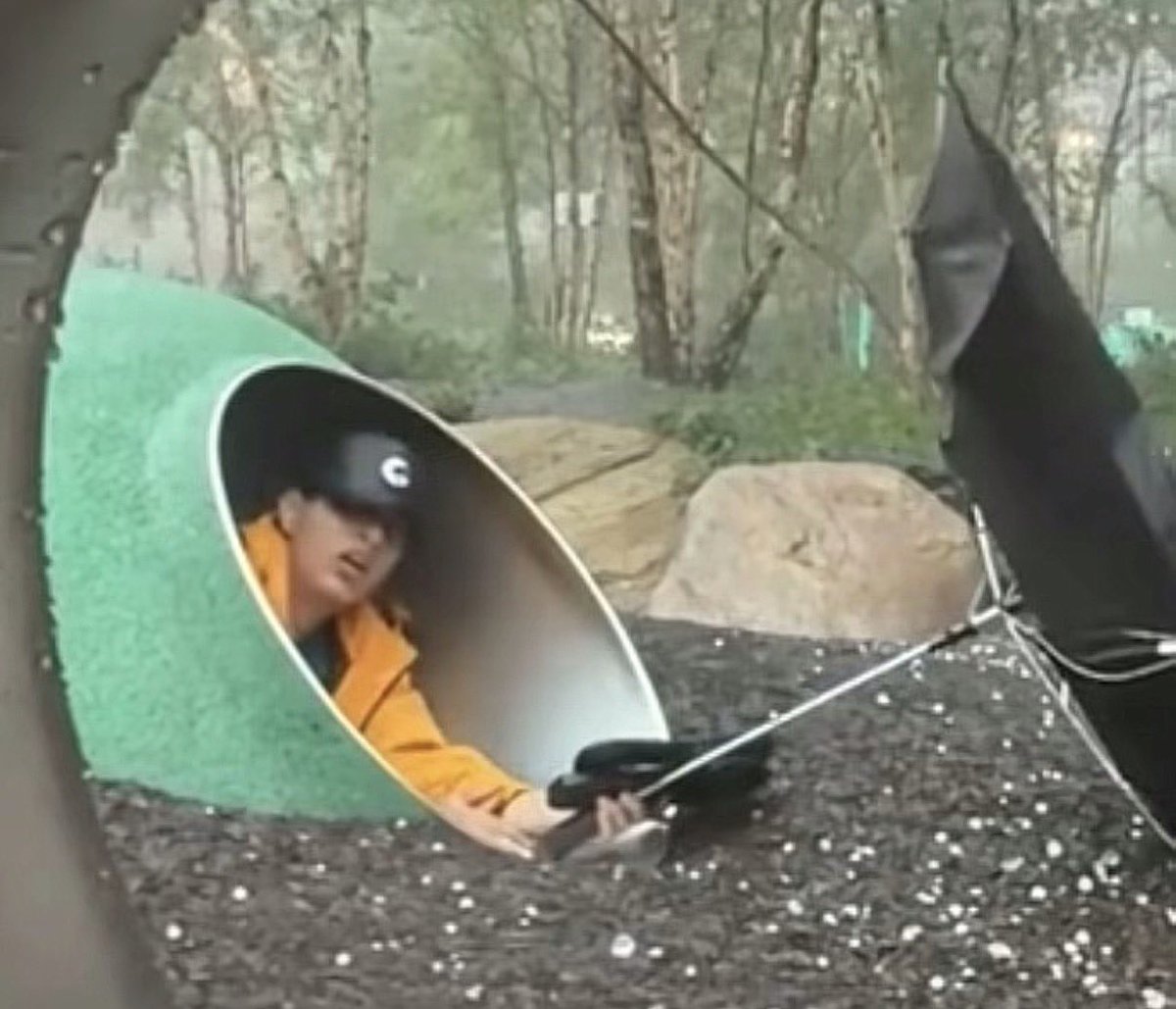 guavaink's tweet photo. i can’t explain it but i feel exactly how hamzah did just rolling around on the ground, gagging in hail, barefoot and fighting with the umbrella https://t.co/Ba3vVJRExU