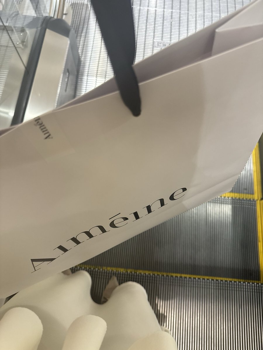 rii___style's tweet photo. 仕事終わりにAimeineのPOPUPへ。
今回購入したものは2枚目。
バルーンスカート実際に見て形と生地感が良くて購入🛍️✨
私が来た時点でブラックは在庫なし、オフのSサイズは試着終わった時には残り2点になってた。。
レースカーディガンは全色在庫なしでした🥲 https://t.co/b5qC0LJ4f4