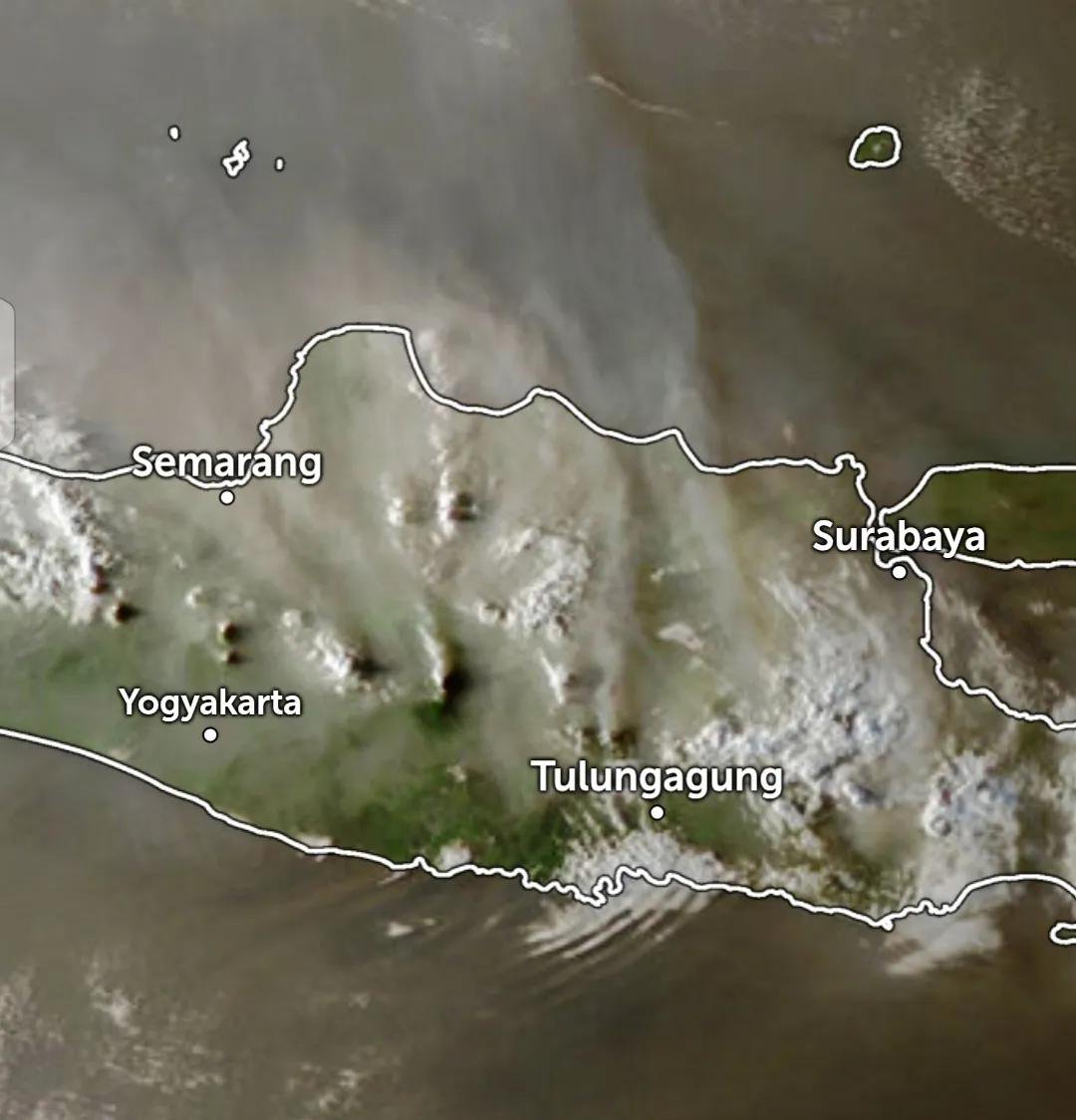 reylevant's tweet photo. JUST IN

sore ini, TUJUH GUNUNG di pulau jawa TERBAKAR. 
Bromo, Arjuno, Buthak-Kawi, Wilis, Lawu, Guntur

#karhutla https://t.co/Xuc9rdcV1w