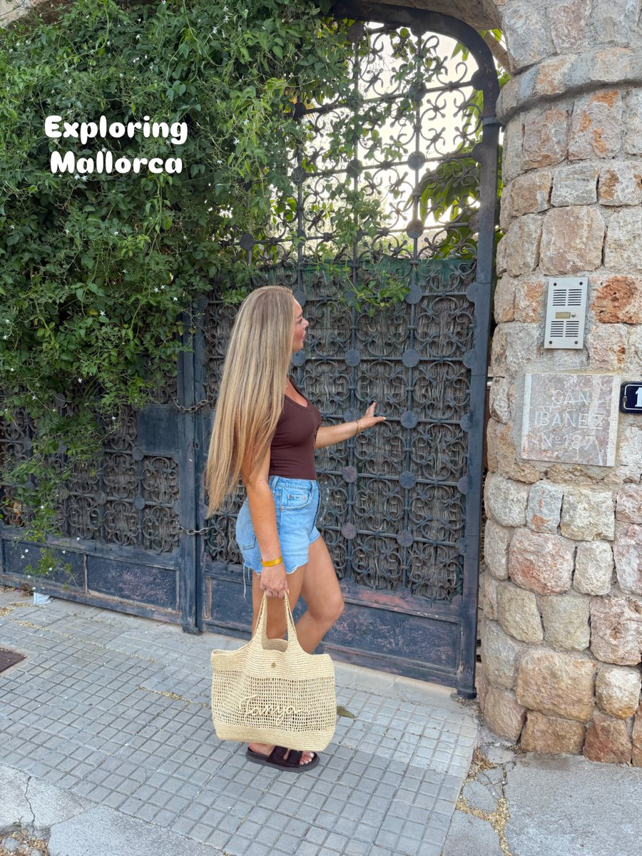 JamieIdemozcq's tweet photo. Making Memories 🌴🥥🧋🍹
With my new dreamy bag @AbbottLyon https://t.co/XnJ1XHx11e