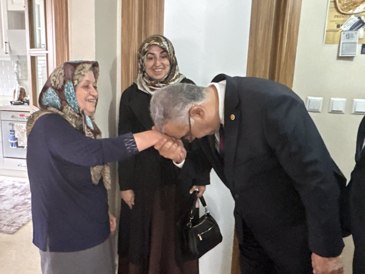 yusufahlatci's tweet photo. 📍 KASTAMONU / TOSYA
TÜRKİYE BULUŞMALARI | KAHRAMAN ŞEHİDİMİZİN AİLESİNE ZİYARET

"Türkiye Buluşmaları" programımız kapsamında, Tosya ilçemizde aziz şehidimizin kıymetli ailesini ziyaret ettik.

Kahraman Şehit Teğmen Pilot Yavuz Eracar’ın kıymetli anne ve babası Hayriye ile Ahmet Eracar amcamız ve teyzemizle bir araya gelerek, devletimizin ve milletimizin her zaman yanlarında olduğunu bir kez daha ifade ettik. 

Şehitlerimizin bizlere bıraktığı emanetler başımızın tacıdır; onların metaneti ve vatan sevgisi bizlere her daim güç veriyor. 🇹🇷

#TürkiyeBuluşmaları #Kastamonu #Tosya

@RTErdogan @abuyukgumus @ensartopcu @Akparti @akparti_37