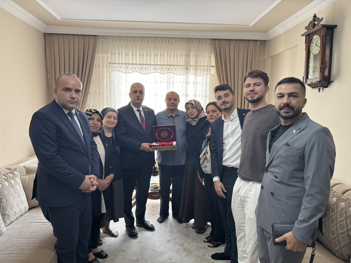 yusufahlatci's tweet photo. 📍 KASTAMONU / TOSYA
TÜRKİYE BULUŞMALARI | KAHRAMAN ŞEHİDİMİZİN AİLESİNE ZİYARET

"Türkiye Buluşmaları" programımız kapsamında, Tosya ilçemizde aziz şehidimizin kıymetli ailesini ziyaret ettik.

Kahraman Şehit Teğmen Pilot Yavuz Eracar’ın kıymetli anne ve babası Hayriye ile Ahmet Eracar amcamız ve teyzemizle bir araya gelerek, devletimizin ve milletimizin her zaman yanlarında olduğunu bir kez daha ifade ettik. 

Şehitlerimizin bizlere bıraktığı emanetler başımızın tacıdır; onların metaneti ve vatan sevgisi bizlere her daim güç veriyor. 🇹🇷

#TürkiyeBuluşmaları #Kastamonu #Tosya

@RTErdogan @abuyukgumus @ensartopcu @Akparti @akparti_37