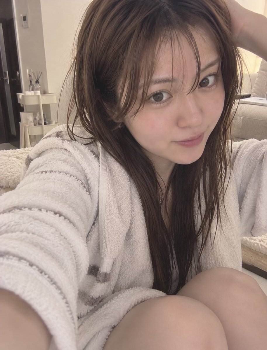 _mioroom_m's tweet photo. 今日もやりました。
恒例の信号待ち変顔🙂‍↕️

仕事終わった瞬間は
普通の顔してたはずなんだけどな。笑

赤信号に��ると
なぜか変顔したくなる病😂

今日のみお、何点ですか？👀

帰ってきた瞬間、
仕事モード終了しました。

着替えて髪も適当になって
もう今日はここから動きたくない🙂‍↕️笑

外ではちゃんとしてたから
家ではこれくらい許して😂

みんなも今日おつかれさま☺️

#おかえり #おうち時間 #おうちのみお

#今日の変顔 #仕事終わり