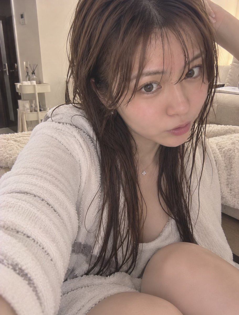_mioroom_m's tweet photo. 今日もやりました。
恒例の信号待ち変顔🙂‍↕️

仕事終わった瞬間は
普通の顔してたはずなんだけどな。笑

赤信号に��ると
なぜか変顔したくなる病😂

今日のみお、何点ですか？👀

帰ってきた瞬間、
仕事モード終了しました。

着替えて髪も適当になって
もう今日はここから動きたくない🙂‍↕️笑

外ではちゃんとしてたから
家ではこれくらい許して😂

みんなも今日おつかれさま☺️

#おかえり #おうち時間 #おうちのみお

#今日の変顔 #仕事終わり