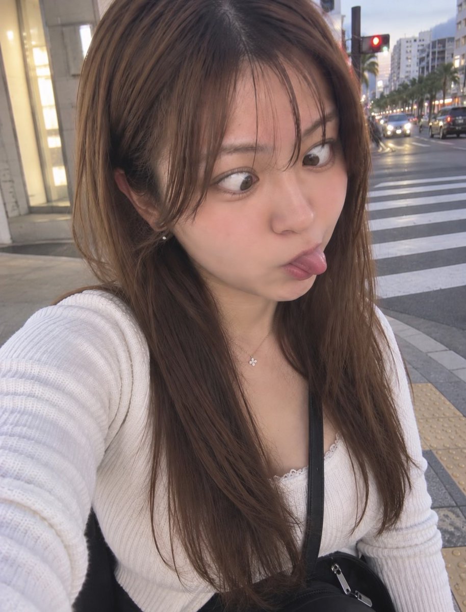 _mioroom_m's tweet photo. 今日もやりました。
恒例の信号待ち変顔🙂‍↕️

仕事終わった瞬間は
普通の顔してたはずなんだけどな。笑

赤信号に��ると
なぜか変顔したくなる病😂

今日のみお、何点ですか？👀

帰ってきた瞬間、
仕事モード終了しました。

着替えて髪も適当になって
もう今日はここから動きたくない🙂‍↕️笑

外ではちゃんとしてたから
家ではこれくらい許して😂

みんなも今日おつかれさま☺️

#おかえり #おうち時間 #おうちのみお

#今日の変顔 #仕事終わり