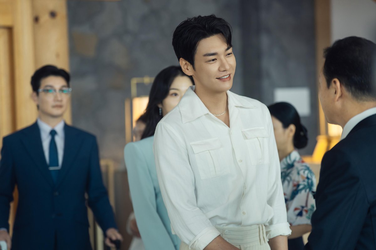 NetflixKR's tweet photo. 인간 고무장갑과 인간 보조배터리의 운명적(?) 만남⚡

인공 심장 배터리가 방전된 남자와 전기 능력을 가진 여자의 찌릿 짜릿한 로맨틱 코미디 <나를 충전해줘>, 10월 9일 넷플릭스 공개. https://t.co/OwyFQeFaYq