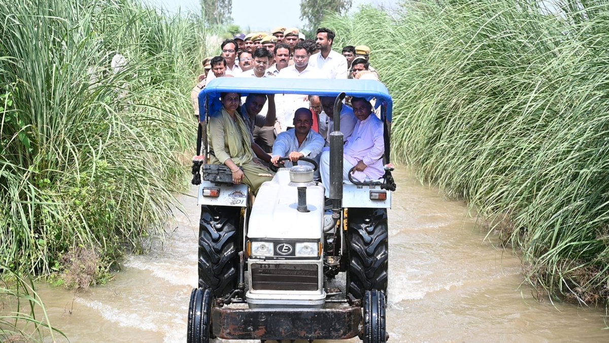 fatehpurpolice's tweet photo. #Dmfhr व #Spfhr द्वारा बाढ़ प्रभावित क्षेत्रों एवं बाढ़ राहत शिविर का निरीक्षण कर व्यवस्थाओं का लिया गया जायजा

आज दिनांक 14.09.2026 को #Dmfhr व #Spfhr द्वारा जनपद के बाढ़ प्रभावित क्षेत्रों बड़ाहार, सदनापुर एवं बिंदकी फार्म का स्थलीय निरीक्षण किया गया। इस दौरान अधिकारियों द्वारा बाढ़ की स्थिति, प्रभावित क्षेत्रों में आवागमन, सुरक्षा व्यवस्था एवं आमजन को उपलब्ध कराई जा रही आवश्यक सुविधाओं का जायजा लिया गया।

तत्पश्चात #Dmfhr व #Spfhr द्वारा अभयपुर स्थित बाढ़ राहत शिविर का निरीक्षण कर राहत एवं बचाव व्यवस्थाओं की जानकारी ली गई तथा शिविर में रह रहे प्रभावित लोगों से संवाद कर उनकी समस्याओं एवं आवश्यकताओं के संबंध में जानकारी प्राप्त की गई।

निरीक्षण के दौरान जहानाबाद विधायक श्री राजेंद्र सिंह पटेल भी उपस्थित रहे। संबंधित अधिकारियों को बाढ़ प्रभावित क्षेत्रों में आवश्यक व्यवस्थाएं सुनिश्चित करने, प्रभावित लोगों को समय से राहत सामग्री एवं अन्य आवश्यक सुविधाएं उपलब्ध कराने तथा कानून-व्यवस्था एवं सुरक्षा व्यवस्था बनाए रखने हेतु आवश्यक दिशा-निर्देश दिए गए।
#UPPolice