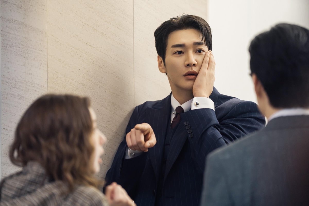 NetflixKR's tweet photo. 인간 고무장갑과 인간 보조배터리의 운명적(?) 만남⚡

인공 심장 배터리가 방전된 남자와 전기 능력을 가진 여자의 찌릿 짜릿한 로맨틱 코미디 <나를 충전해줘>, 10월 9일 넷플릭스 공개. https://t.co/OwyFQeFaYq