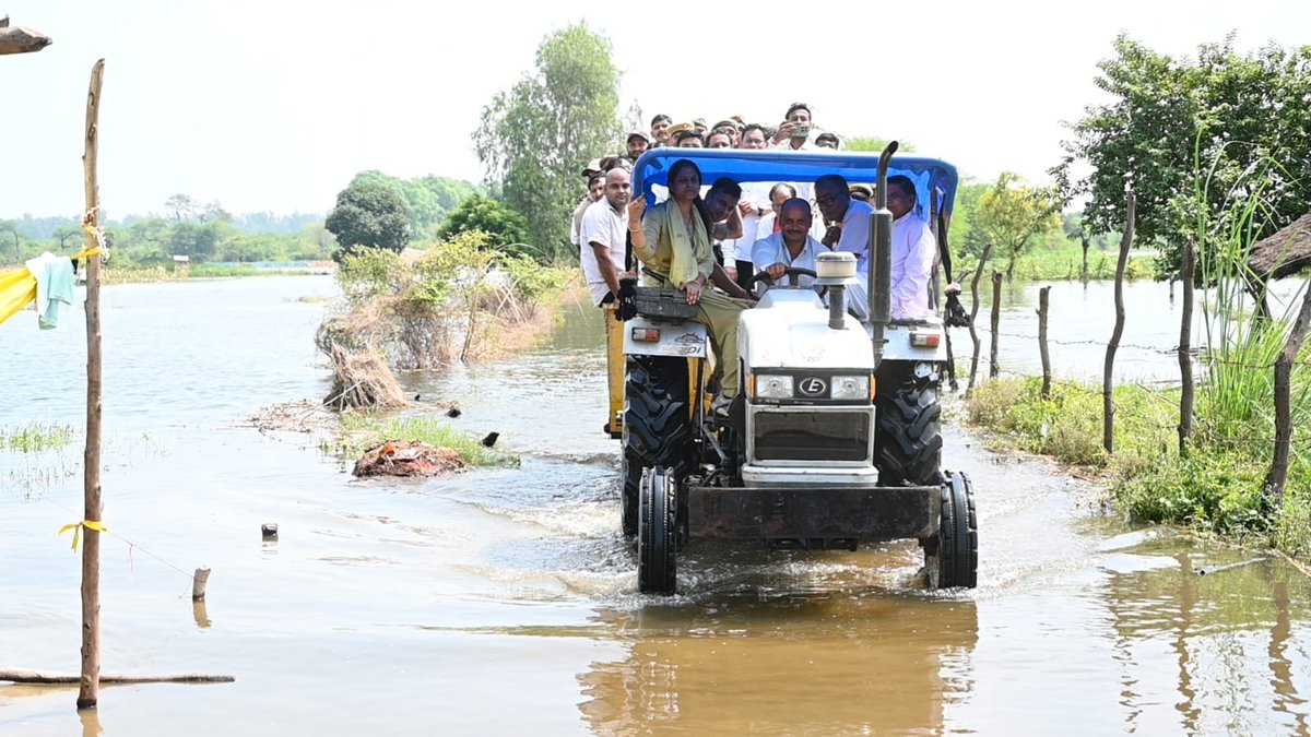 fatehpurpolice's tweet photo. #Dmfhr व #Spfhr द्वारा बाढ़ प्रभावित क्षेत्रों एवं बाढ़ राहत शिविर का निरीक्षण कर व्यवस्थाओं का लिया गया जायजा

आज दिनांक 14.09.2026 को #Dmfhr व #Spfhr द्वारा जनपद के बाढ़ प्रभावित क्षेत्रों बड़ाहार, सदनापुर एवं बिंदकी फार्म का स्थलीय निरीक्षण किया गया। इस दौरान अधिकारियों द्वारा बाढ़ की स्थिति, प्रभावित क्षेत्रों में आवागमन, सुरक्षा व्यवस्था एवं आमजन को उपलब्ध कराई जा रही आवश्यक सुविधाओं का जायजा लिया गया।

तत्पश्चात #Dmfhr व #Spfhr द्वारा अभयपुर स्थित बाढ़ राहत शिविर का निरीक्षण कर राहत एवं बचाव व्यवस्थाओं की जानकारी ली गई तथा शिविर में रह रहे प्रभावित लोगों से संवाद कर उनकी समस्याओं एवं आवश्यकताओं के संबंध में जानकारी प्राप्त की गई।

निरीक्षण के दौरान जहानाबाद विधायक श्री राजेंद्र सिंह पटेल भी उपस्थित रहे। संबंधित अधिकारियों को बाढ़ प्रभावित क्षेत्रों में आवश्यक व्यवस्थाएं सुनिश्चित करने, प्रभावित लोगों को समय से राहत सामग्री एवं अन्य आवश्यक सुविधाएं उपलब्ध कराने तथा कानून-व्यवस्था एवं सुरक्षा व्यवस्था बनाए रखने हेतु आवश्यक दिशा-निर्देश दिए गए।
#UPPolice