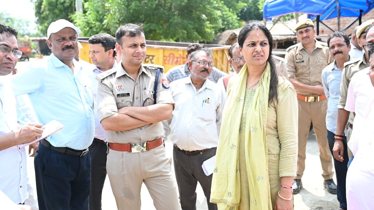fatehpurpolice's tweet photo. #Dmfhr व #Spfhr द्वारा बाढ़ प्रभावित क्षेत्रों एवं बाढ़ राहत शिविर का निरीक्षण कर व्यवस्थाओं का लिया गया जायजा

आज दिनांक 14.09.2026 को #Dmfhr व #Spfhr द्वारा जनपद के बाढ़ प्रभावित क्षेत्रों बड़ाहार, सदनापुर एवं बिंदकी फार्म का स्थलीय निरीक्षण किया गया। इस दौरान अधिकारियों द्वारा बाढ़ की स्थिति, प्रभावित क्षेत्रों में आवागमन, सुरक्षा व्यवस्था एवं आमजन को उपलब्ध कराई जा रही आवश्यक सुविधाओं का जायजा लिया गया।

तत्पश्चात #Dmfhr व #Spfhr द्वारा अभयपुर स्थित बाढ़ राहत शिविर का निरीक्षण कर राहत एवं बचाव व्यवस्थाओं की जानकारी ली गई तथा शिविर में रह रहे प्रभावित लोगों से संवाद कर उनकी समस्याओं एवं आवश्यकताओं के संबंध में जानकारी प्राप्त की गई।

निरीक्षण के दौरान जहानाबाद विधायक श्री राजेंद्र सिंह पटेल भी उपस्थित रहे। संबंधित अधिकारियों को बाढ़ प्रभावित क्षेत्रों में आवश्यक व्यवस्थाएं सुनिश्चित करने, प्रभावित लोगों को समय से राहत सामग्री एवं अन्य आवश्यक सुविधाएं उपलब्ध कराने तथा कानून-व्यवस्था एवं सुरक्षा व्यवस्था बनाए रखने हेतु आवश्यक दिशा-निर्देश दिए गए।
#UPPolice