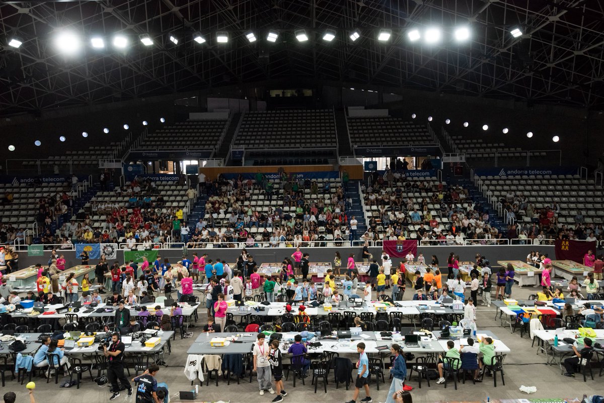 AndorraTelecom's tweet photo. 🏆 Èxit rotund a la Final Nacional @wrobotoes 2026! 

El Pavelló Toni Martí d'Andorra la Vella ha acollit 120 equips i 312 joves en una jornada plena de robòtica i talent 🤖🇦🇩

👉 Més informació: https://t.co/0QTc7hpJCX https://t.co/KOo9guLJMt