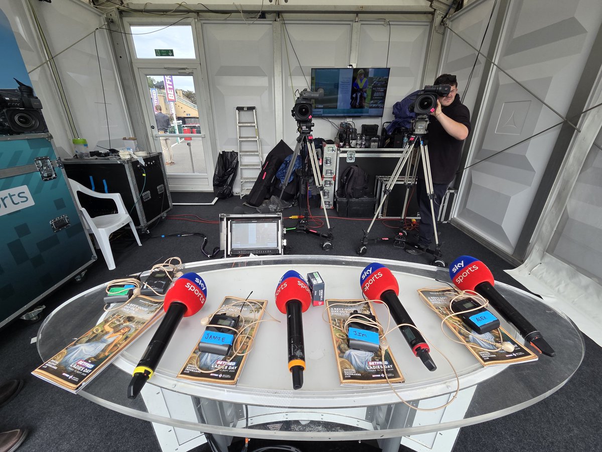 furg88's tweet photo. Just back after a terrific week working for @SkySportsRacing at @DoncasterRaces during the 250th #StLeger Festival! What a wonderful team, in front and behind the camera, in the OB truck and back in the gallery in Osterley! Sophie even came along to see the action! 📹🏇🏾🎤 https://t.co/h9vQUKLPWm