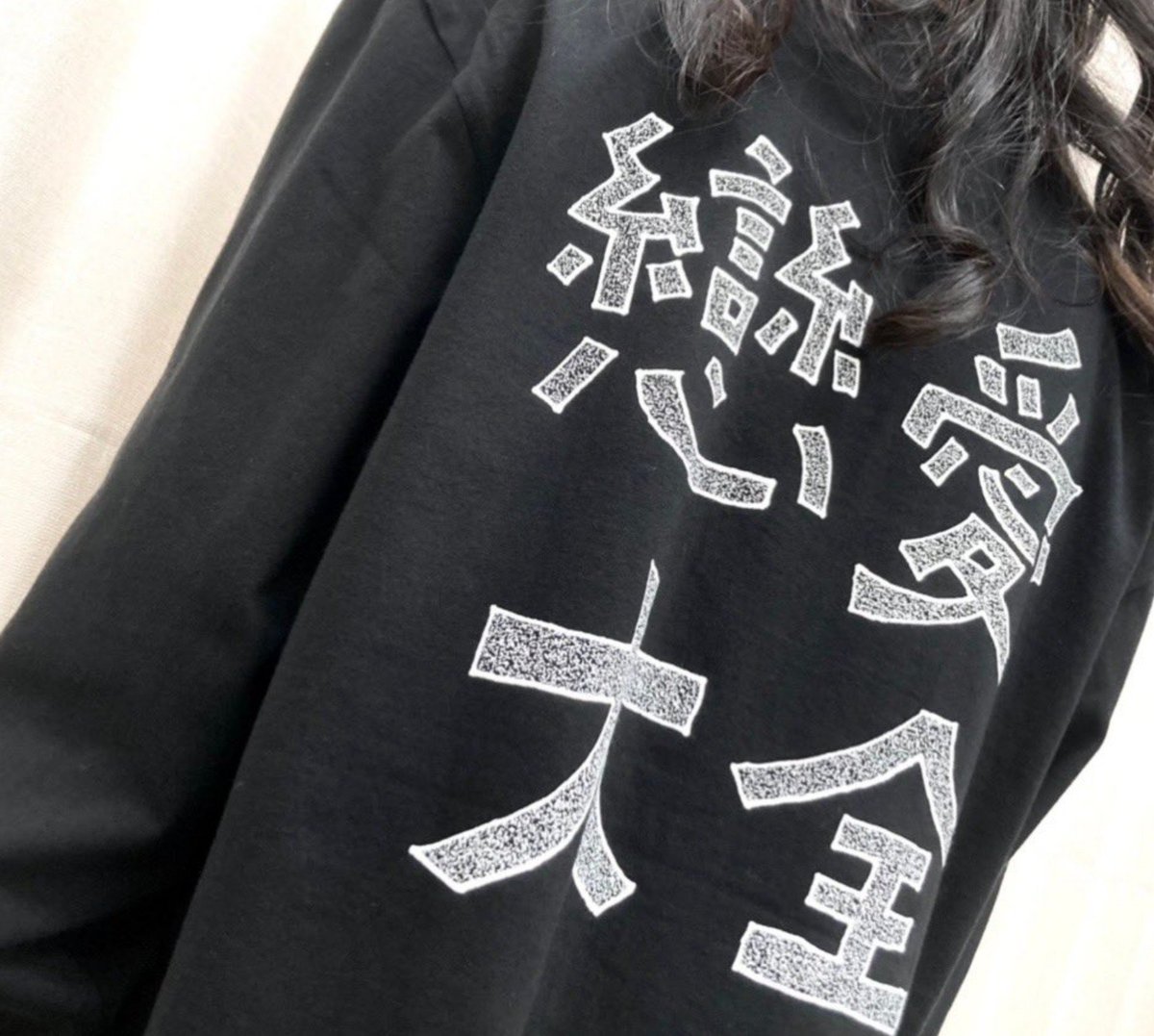 ROMANCEREI's tweet photo. しばらく歩いて それから大きな通りの交差点で立ち止まろうと歩くスピードをゆるめるのと同時に 信号待ちのたくさんの人の中にこのTシャツを着た背中を見た https://t.co/cSSlK6w6kK