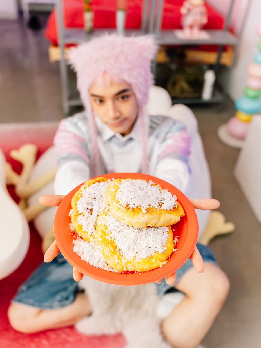 JaoPaoJaoPao's tweet photo. think every Christmas story starts with a little taste of something that reminds us of the season. For me, that’s definitely bibingka and puto bumbong 🤤

And speaking of Christmas stories...have you watched the first episode of Holiday Cheers yet?

If you haven’t, head over to @cheers_ph  and give it a watch! 🎄