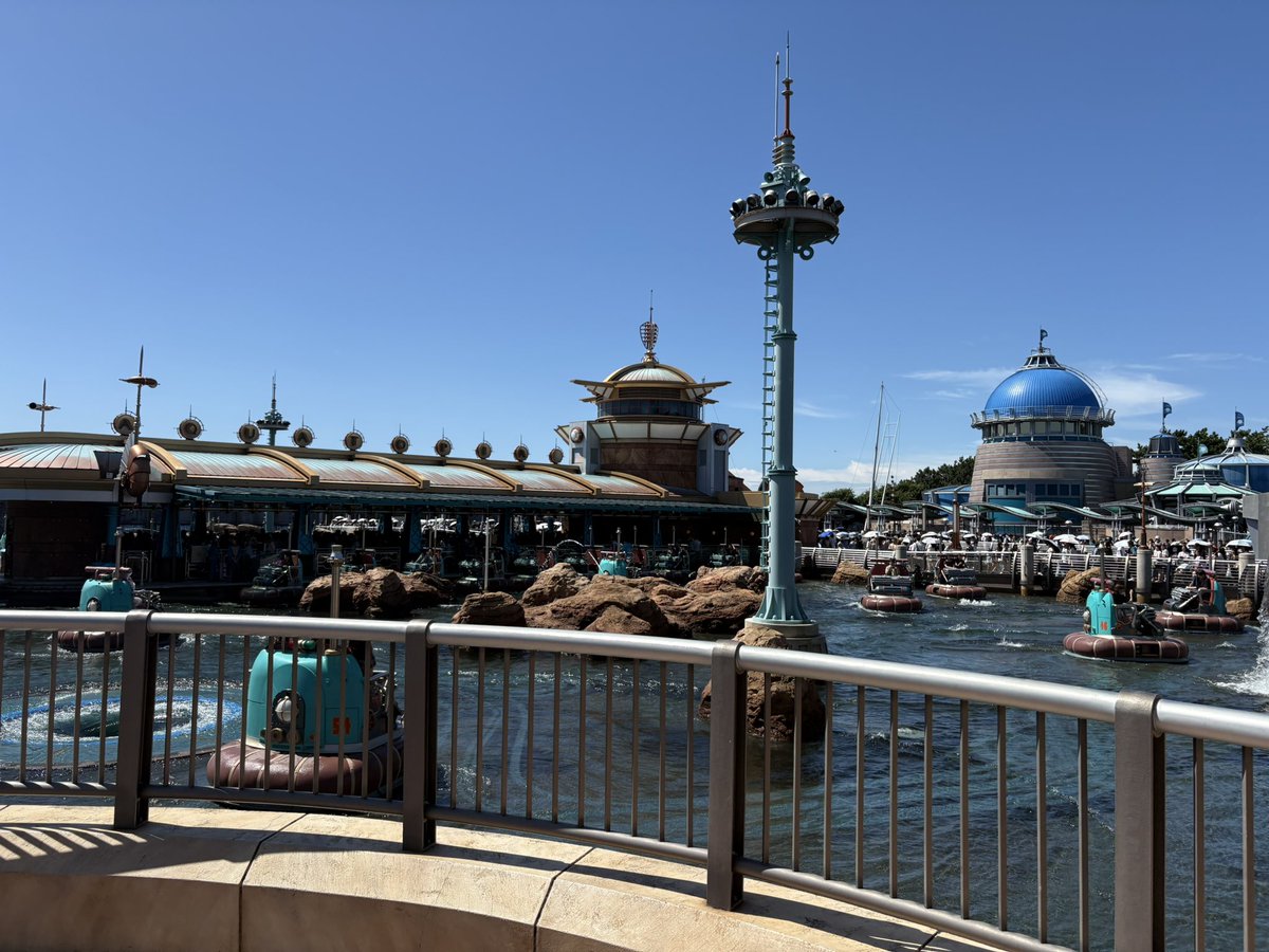 erieru48's tweet photo. ディズニーいる間ずっといい天気すぎた。めちゃ暑かった https://t.co/z7n0u1LHRD