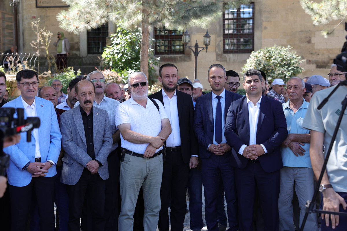 hsm_ertekin's tweet photo. Zafertepe mahallesi kent lokantası ve Ulucami meydan parkı projelerinin açılış programlarına katıldık şehrimize hayırlı olsun. https://t.co/iTVuzgb7hq