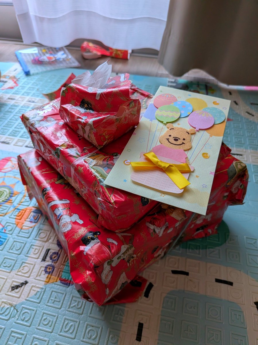 macha_jpn's tweet photo. 姪っ子と甥っ子たちが
誕生日プレゼントをくれました🎁

手作りソファ：甥っ子１号
トイレットペーパーの芯とカップ：甥っ子2号🧻

お手紙とアトマイザーケースとミラー付きミニケース：姪っ子

クッキー🍪：義理の弟
ケーキ🍎：妹

一生、宝物にします。
ありがとう🥰 https://t.co/A6zgV8Y1DX