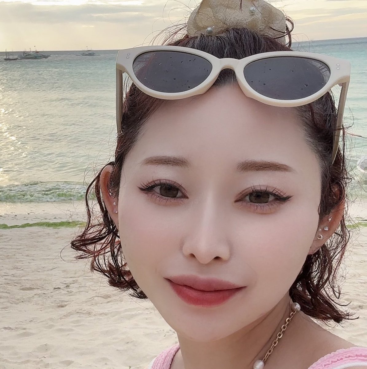 マジで誰？？？同一人物とは思えない。
何したら垢抜けるかって、圧倒的に眉毛と輪郭と目と唇のメイク方法じゃない？ https://t.co/cKaS2AD1vT