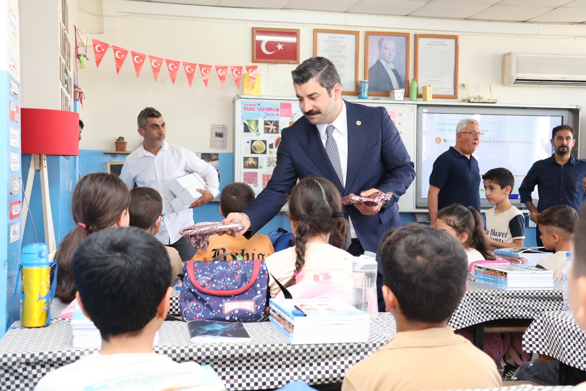 ibrahimeyyupogl's tweet photo. 📚 Geleceğimiz gençlerimizle, gücümüz eğitimle!

🏫 Yeni eğitim-öğretim yılının ilk gününde Halide Nusret Zorlutuna İlkokulu’nda öğrencilerimiz ve öğretmenlerimizle bir araya geldik.

Öğrencilerimizle sohbet ederek yeni eğitim yılının heyecanını paylaştık. Öğretmenlerimize kolaylık, öğrencilerimize başarı diledik.

Eğitim, çocuklarımızın geleceği için en önemli adımdır. Bu süreçte emek veren Okul Müdürümüz Ercan Atasoy ve tüm öğretmenlerimize teşekkür ediyorum.

Yeni eğitim-öğretim yılının öğrencilerimiz, öğretmenlerimiz ve ailelerimiz için hayırlı olmasını diliyorum.

@RTErdogan @Akparti @abuyukgumus @farukaytek @hakanaksu058 @bybekirbozdag @Yusuf__Tekin