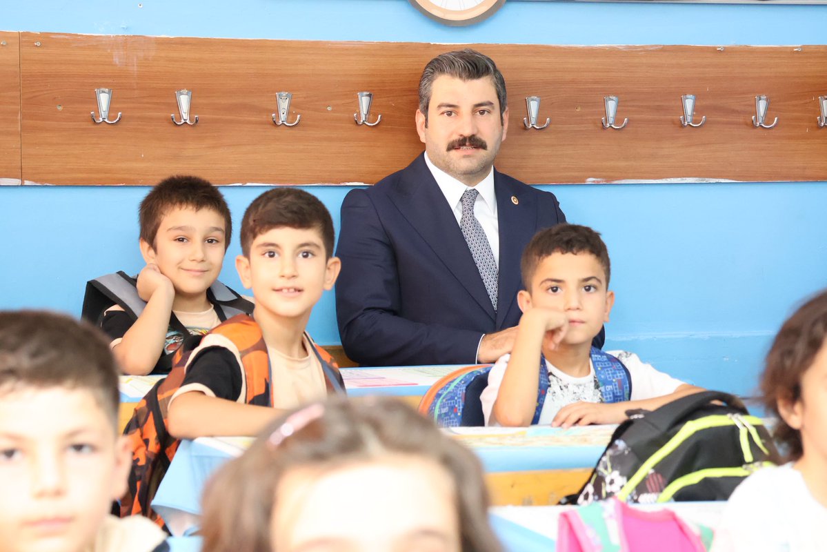 ibrahimeyyupogl's tweet photo. 📚 Geleceğimiz gençlerimizle, gücümüz eğitimle!

🏫 Yeni eğitim-öğretim yılının ilk gününde Halide Nusret Zorlutuna İlkokulu’nda öğrencilerimiz ve öğretmenlerimizle bir araya geldik.

Öğrencilerimizle sohbet ederek yeni eğitim yılının heyecanını paylaştık. Öğretmenlerimize kolaylık, öğrencilerimize başarı diledik.

Eğitim, çocuklarımızın geleceği için en önemli adımdır. Bu süreçte emek veren Okul Müdürümüz Ercan Atasoy ve tüm öğretmenlerimize teşekkür ediyorum.

Yeni eğitim-öğretim yılının öğrencilerimiz, öğretmenlerimiz ve ailelerimiz için hayırlı olmasını diliyorum.

@RTErdogan @Akparti @abuyukgumus @farukaytek @hakanaksu058 @bybekirbozdag @Yusuf__Tekin