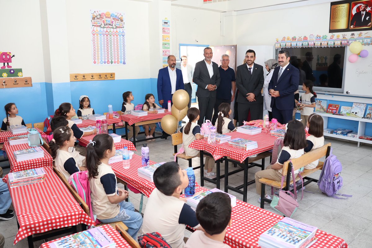 ibrahimeyyupogl's tweet photo. 📚 Geleceğimiz gençlerimizle, gücümüz eğitimle!

🏫 Yeni eğitim-öğretim yılının ilk gününde Halide Nusret Zorlutuna İlkokulu’nda öğrencilerimiz ve öğretmenlerimizle bir araya geldik.

Öğrencilerimizle sohbet ederek yeni eğitim yılının heyecanını paylaştık. Öğretmenlerimize kolaylık, öğrencilerimize başarı diledik.

Eğitim, çocuklarımızın geleceği için en önemli adımdır. Bu süreçte emek veren Okul Müdürümüz Ercan Atasoy ve tüm öğretmenlerimize teşekkür ediyorum.

Yeni eğitim-öğretim yılının öğrencilerimiz, öğretmenlerimiz ve ailelerimiz için hayırlı olmasını diliyorum.

@RTErdogan @Akparti @abuyukgumus @farukaytek @hakanaksu058 @bybekirbozdag @Yusuf__Tekin