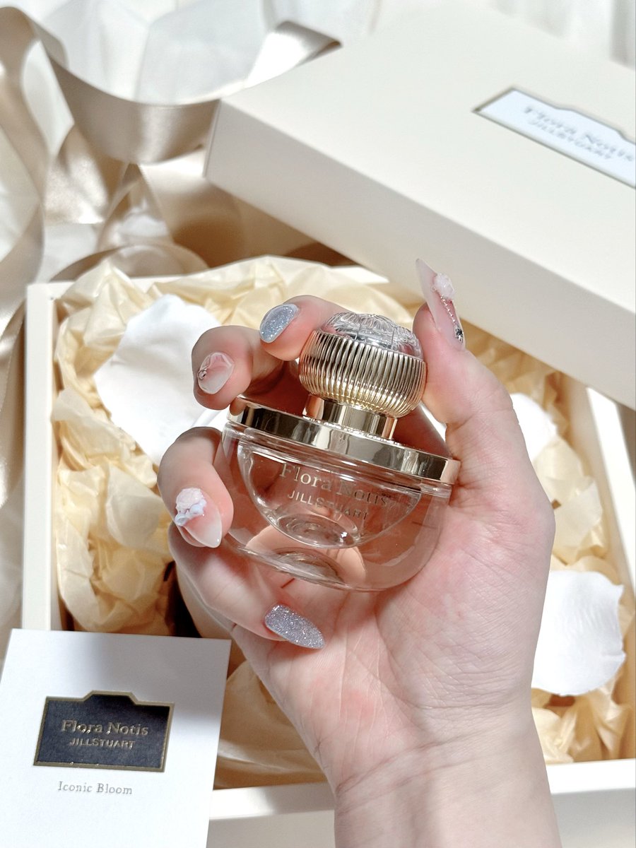 kvvh_87's tweet photo. @FloraNotis_JILL 様のプレキャンで「アイコニックブルーム オードパルファン」をいただきました💐🤍
花の雫をイメージしたボトルも上品でかわいい🥹✨
“フラワーメディテーション”発想の香りで、華やかだけど落ち着く感じが好みでした🫧
素敵な企画をありがとうございました🌷 #JILLSTUART https://t.co/ueWSsNfQjo