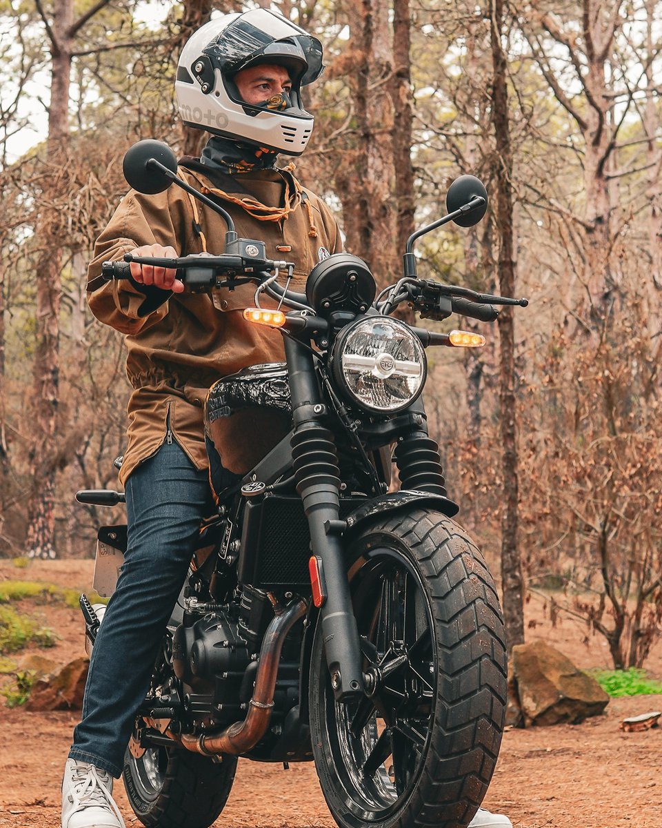 TimSpethlv's tweet photo. Para montar una Royal Enfield Guerrilla, apuesta por un look funcional, rudo y seguro: casco retro, chaqueta encerada con protecciones, jeans reforzados, botas con protección de tobillo y guantes de cuero de invierno. Estilo y seguridad en cada ruta. https://t.co/7M66OzoLhB
