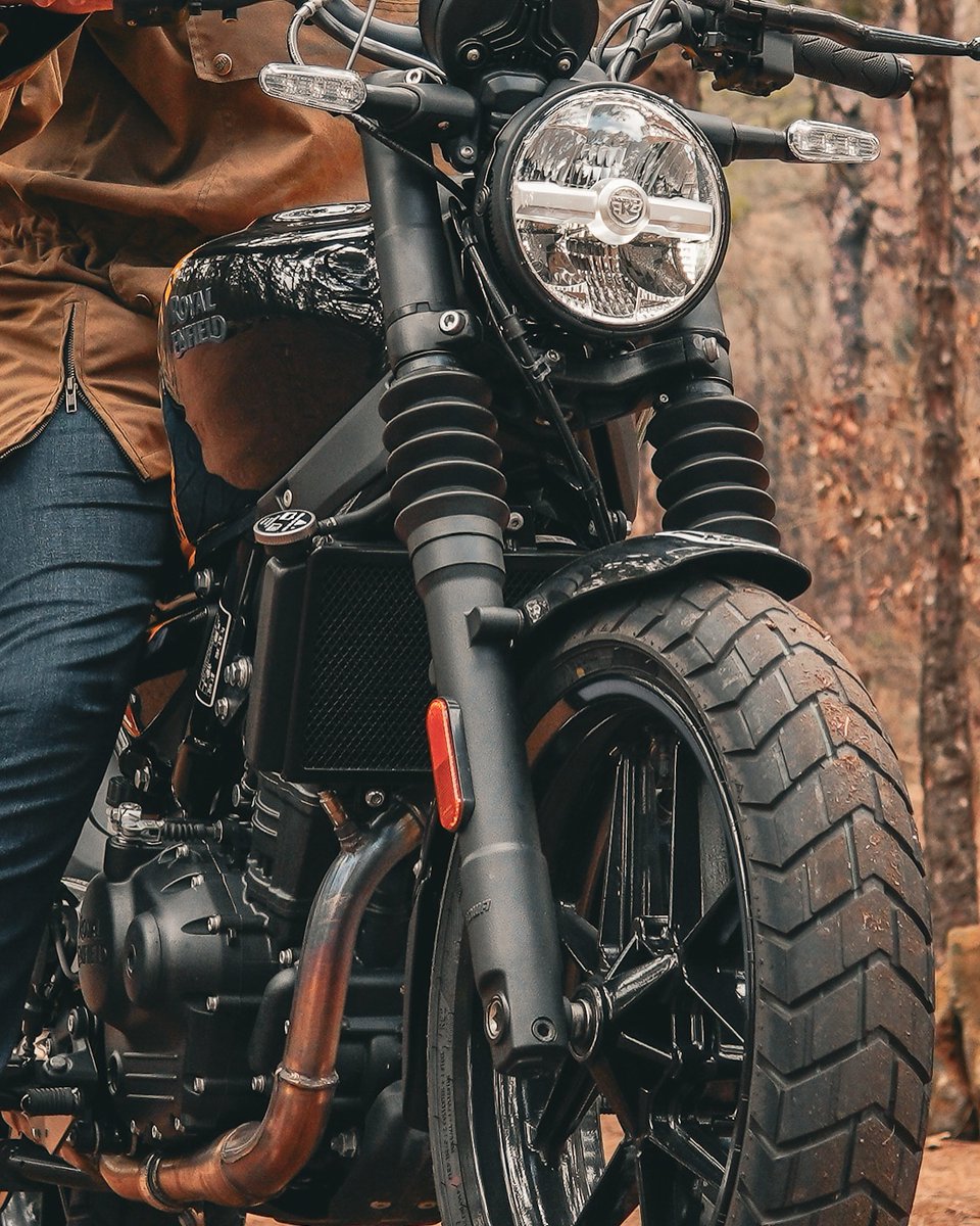 TimSpethlv's tweet photo. Para montar una Royal Enfield Guerrilla, apuesta por un look funcional, rudo y seguro: casco retro, chaqueta encerada con protecciones, jeans reforzados, botas con protección de tobillo y guantes de cuero de invierno. Estilo y seguridad en cada ruta. https://t.co/7M66OzoLhB