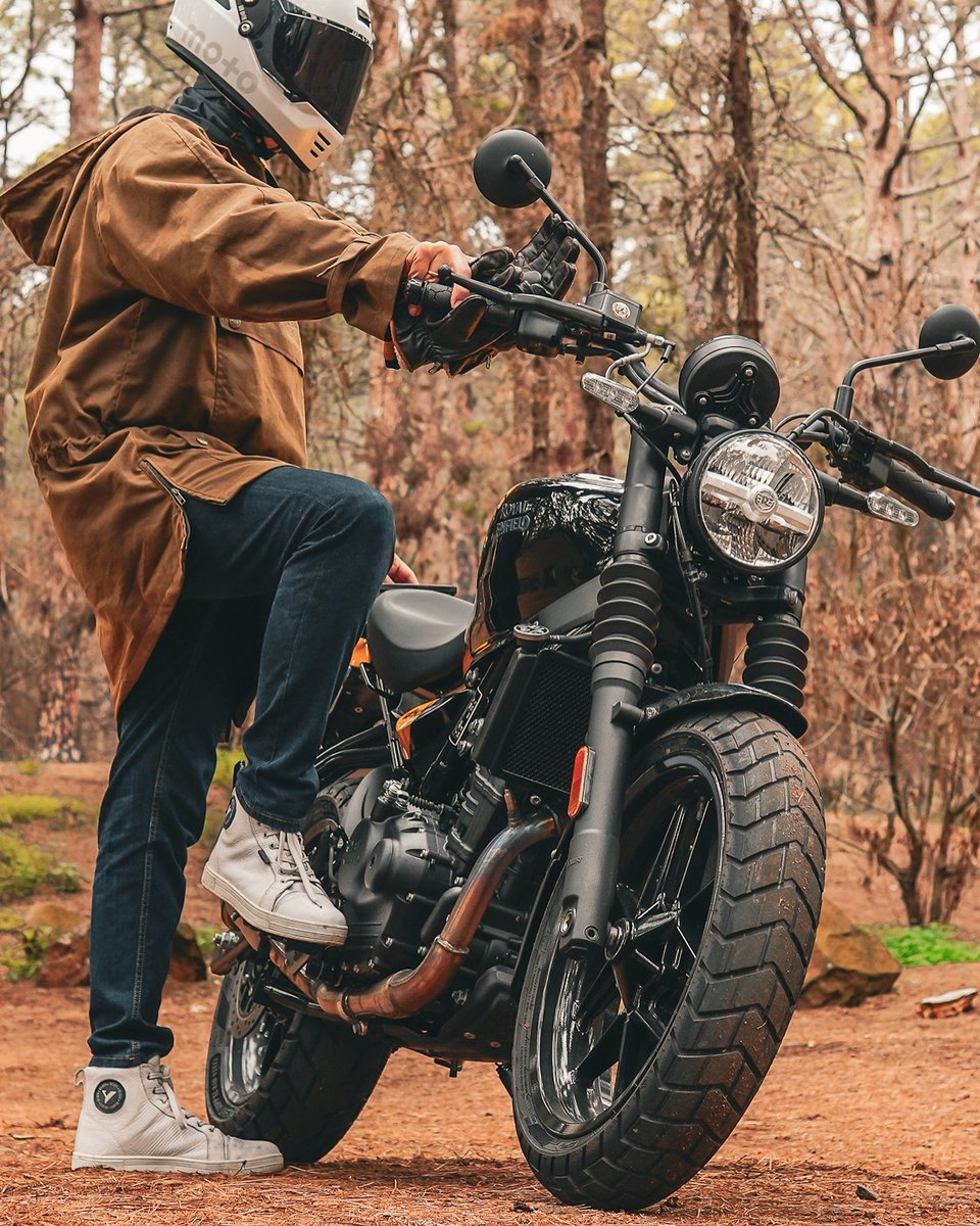TimSpethlv's tweet photo. Para montar una Royal Enfield Guerrilla, apuesta por un look funcional, rudo y seguro: casco retro, chaqueta encerada con protecciones, jeans reforzados, botas con protección de tobillo y guantes de cuero de invierno. Estilo y seguridad en cada ruta. https://t.co/7M66OzoLhB