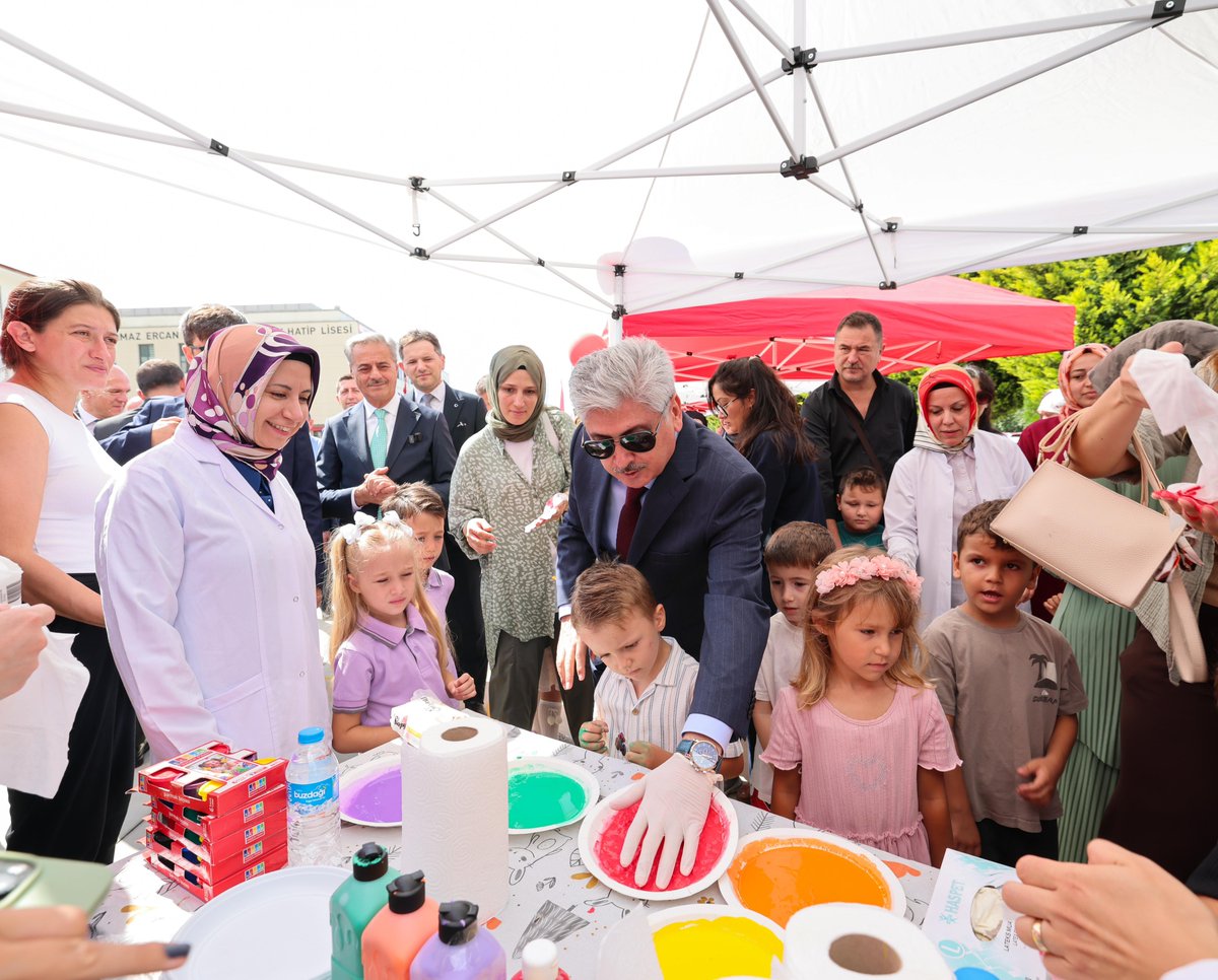 SakaryaValiligi's tweet photo. Valimiz Sayın Rahmi Doğan, ilimiz Milletvekili Ali İnci, Büyükşehir Belediye Başkanı Yusuf Alemdar ve il protokolü ile birlikte Serdivan Yunus Emre İlkokulu'nda düzenlenen İlköğretim Haftası programına katıldı.

Öğrencilerin gösterisini izleyen Vali Doğan, eğitimin yalnızca bilgi edinme süreci olmadığını; çocukların bilgi ve becerilerinin yanı sıra karakterlerini, değerlerini ve sorumluluk bilincini geliştiren bir süreç olduğunu belirtti. Öğretmenlerin çocukların hayatına dokunan önemli bir role sahip olduğunu, okul ve aile arasındaki güçlü iş birliğinin ise çocukların daha özgüvenli ve dengeli bireyler olarak yetişmesine katkı sunduğunu ifade eden Sayın Valimiz, Türkiye Yüzyılı'nın güçlü yarınları için bilgiyle donanan, değerleriyle güçlenen ve hayallerinin peşinden giden nesiller yetiştirmenin önemine dikkat çekti.

Konuşmasının ardından ilk ders zilini çalan Vali Doğan, öğrencilerle birlikte yeni eğitim-öğretim yılının ilk ders heyecanına ortak oldu.