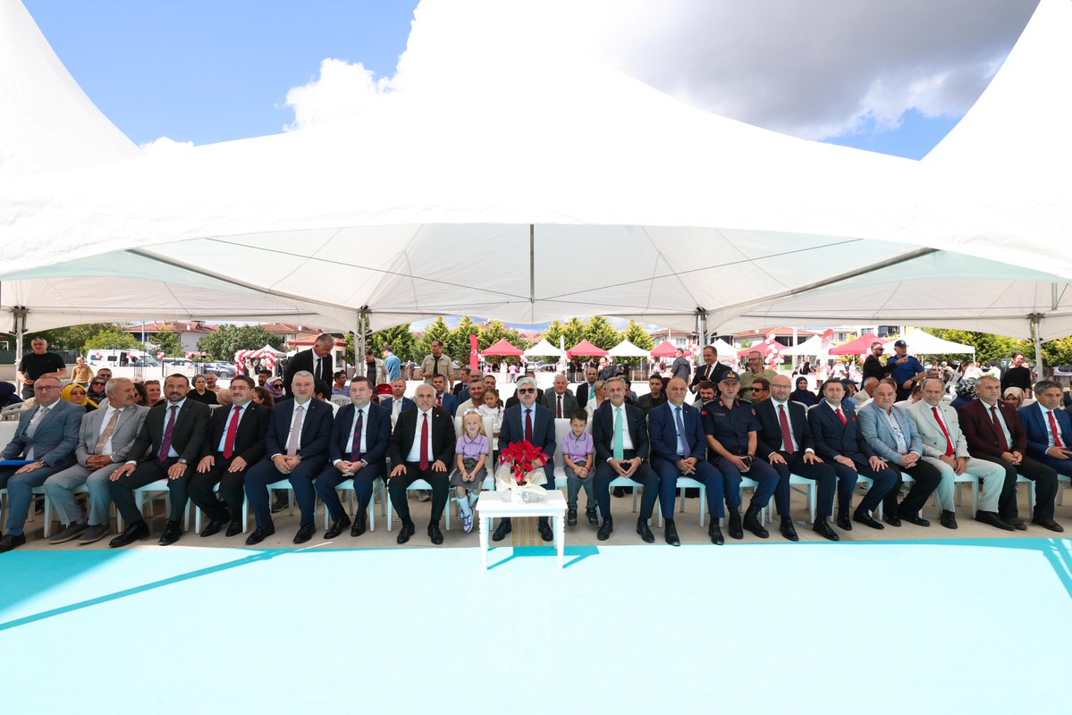 SakaryaValiligi's tweet photo. Valimiz Sayın Rahmi Doğan, ilimiz Milletvekili Ali İnci, Büyükşehir Belediye Başkanı Yusuf Alemdar ve il protokolü ile birlikte Serdivan Yunus Emre İlkokulu'nda düzenlenen İlköğretim Haftası programına katıldı.

Öğrencilerin gösterisini izleyen Vali Doğan, eğitimin yalnızca bilgi edinme süreci olmadığını; çocukların bilgi ve becerilerinin yanı sıra karakterlerini, değerlerini ve sorumluluk bilincini geliştiren bir süreç olduğunu belirtti. Öğretmenlerin çocukların hayatına dokunan önemli bir role sahip olduğunu, okul ve aile arasındaki güçlü iş birliğinin ise çocukların daha özgüvenli ve dengeli bireyler olarak yetişmesine katkı sunduğunu ifade eden Sayın Valimiz, Türkiye Yüzyılı'nın güçlü yarınları için bilgiyle donanan, değerleriyle güçlenen ve hayallerinin peşinden giden nesiller yetiştirmenin önemine dikkat çekti.

Konuşmasının ardından ilk ders zilini çalan Vali Doğan, öğrencilerle birlikte yeni eğitim-öğretim yılının ilk ders heyecanına ortak oldu.