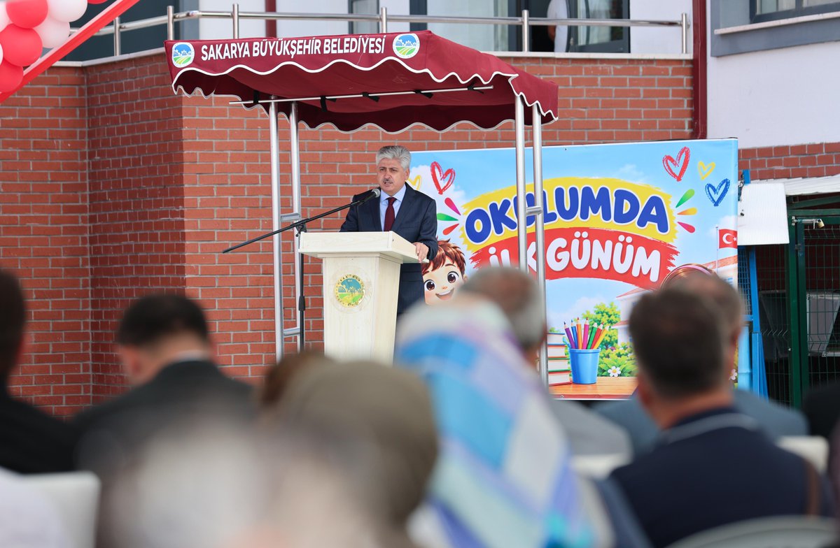 SakaryaValiligi's tweet photo. Valimiz Sayın Rahmi Doğan, ilimiz Milletvekili Ali İnci, Büyükşehir Belediye Başkanı Yusuf Alemdar ve il protokolü ile birlikte Serdivan Yunus Emre İlkokulu'nda düzenlenen İlköğretim Haftası programına katıldı.

Öğrencilerin gösterisini izleyen Vali Doğan, eğitimin yalnızca bilgi edinme süreci olmadığını; çocukların bilgi ve becerilerinin yanı sıra karakterlerini, değerlerini ve sorumluluk bilincini geliştiren bir süreç olduğunu belirtti. Öğretmenlerin çocukların hayatına dokunan önemli bir role sahip olduğunu, okul ve aile arasındaki güçlü iş birliğinin ise çocukların daha özgüvenli ve dengeli bireyler olarak yetişmesine katkı sunduğunu ifade eden Sayın Valimiz, Türkiye Yüzyılı'nın güçlü yarınları için bilgiyle donanan, değerleriyle güçlenen ve hayallerinin peşinden giden nesiller yetiştirmenin önemine dikkat çekti.

Konuşmasının ardından ilk ders zilini çalan Vali Doğan, öğrencilerle birlikte yeni eğitim-öğretim yılının ilk ders heyecanına ortak oldu.