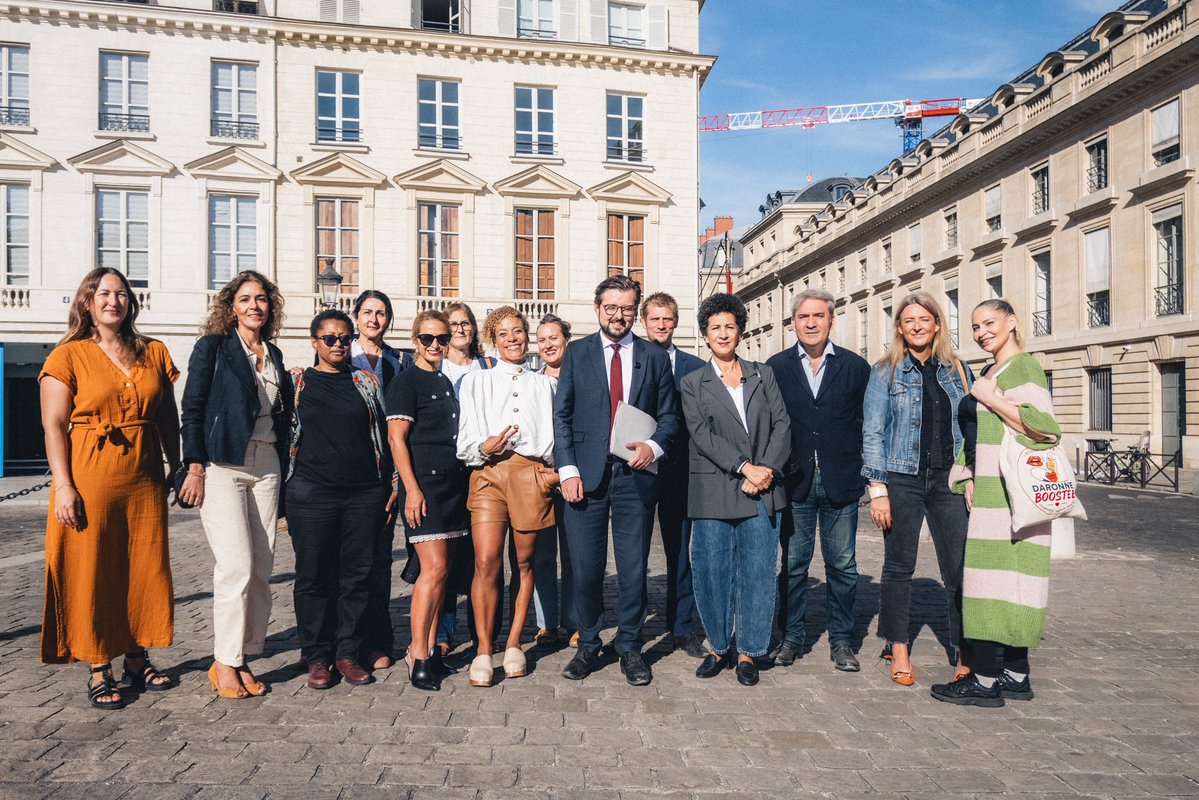 p_brun's tweet photo. Ce matin nous avons déposé la proposition de loi pour enfin donner un statut et des droits aux mamans solos. Voici ce qu'elle contient ⬇️ https://t.co/Os12erSflI
