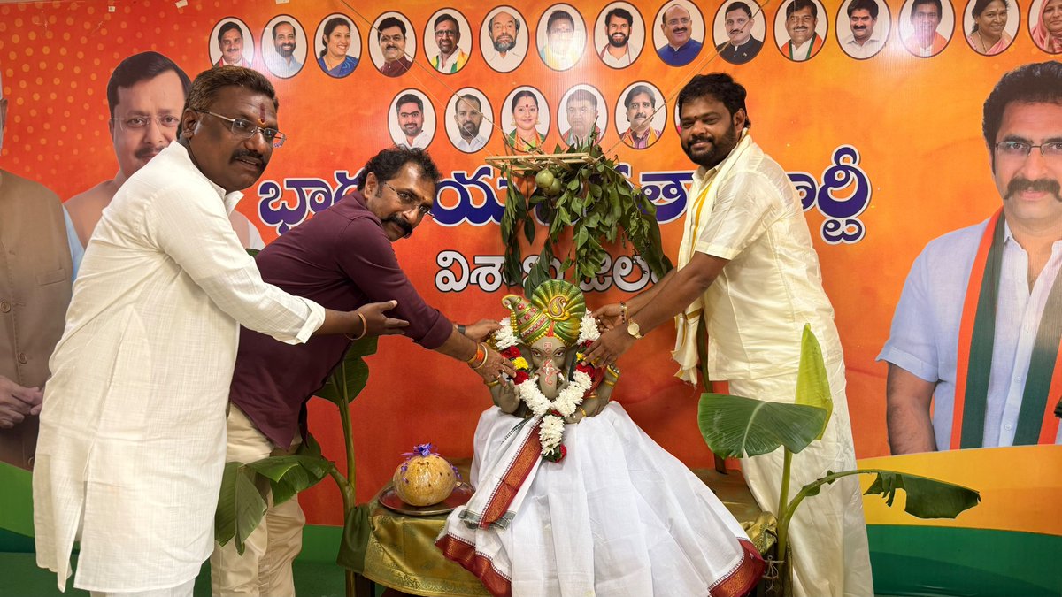 parasu_raju's tweet photo. విశాఖ బీజేపీ జిల్లా కార్యాలయంలో జిల్లా అధ్యక్షులు పరశురామరాజు గారి ఆధ్వర్యంలో మట్టి గణపతిని ప్రతిష్టించి శాస్త్రోక్తంగా ప్రత్యేక పూజలు నిర్వహించారు. పర్యావరణ పరిరక్షణ కోసం ప్రతి ఒక్కరూ మట్టి వినాయకులనే పూజించాలని ఆయన పిలుపునిచ్చారు. https://t.co/MaBSu458iv