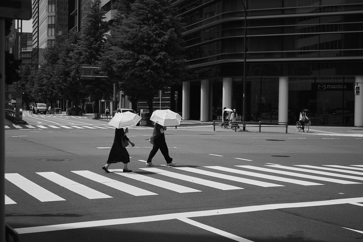zauber2011's tweet photo. Moving quietly beneath the summer light.
#streetphotography
#monochromephotography
#urbanphotography
#lightandshadow
#japanstreetphotography https://t.co/csiSVWo1GV