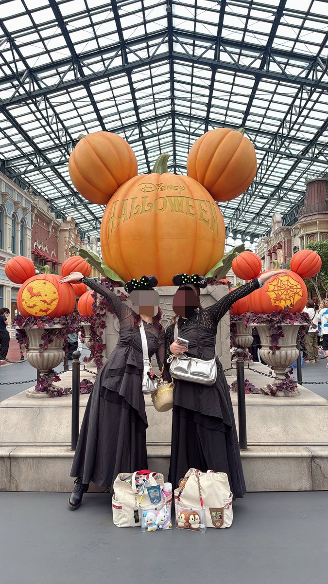saoricos's tweet photo. 明日からディズニーハロウィン始まるね👻🎃
去年仮装禁止期間に3日間行ったけど、ほんとに楽しすぎた〜❤️
仮装禁止期間でもバウンドとかしてハロウィン楽しみまくった💖 https://t.co/PDNc0bXZDb