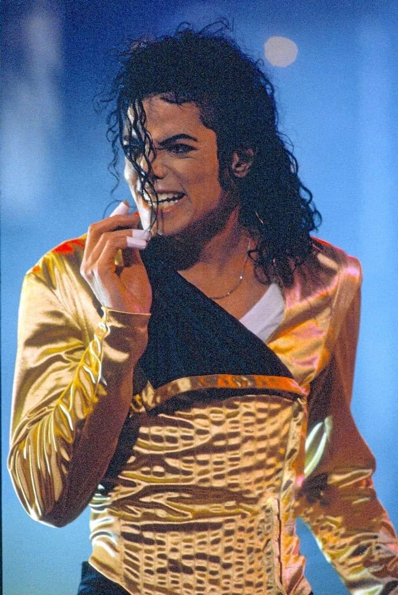 dangerousmoon7's tweet photo. that gold chainnnnnnnn 🫠 https://t.co/qFjinATLOu